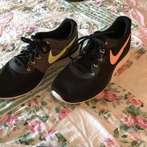 Like new Nike tennis shoes
